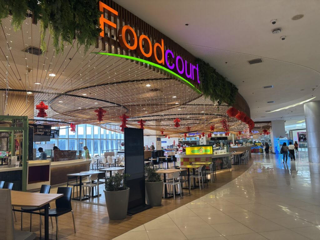 セブ島のきれいなショッピングモールのフードコートの様子