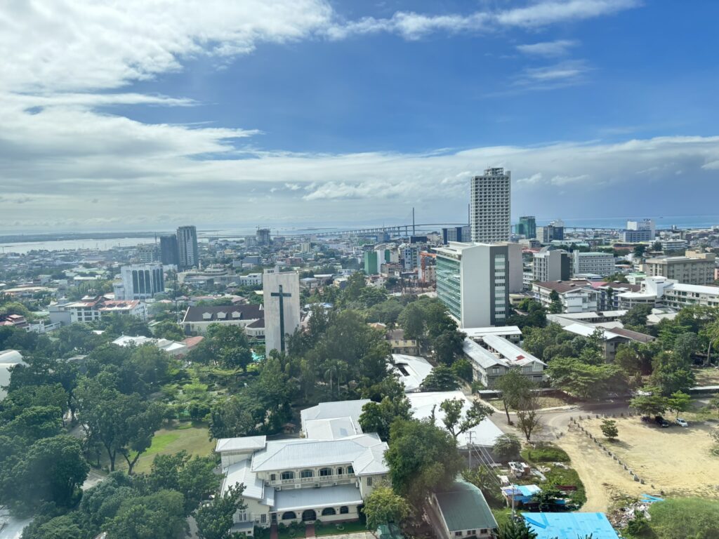 セブ島の教会のある街並み