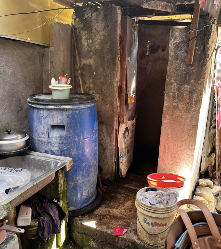 貧困エリアの家の中の様子・剥き出しのコンクリートや水を貯めるドラム缶