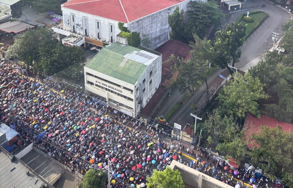 シヌログ祭の巡礼の様子