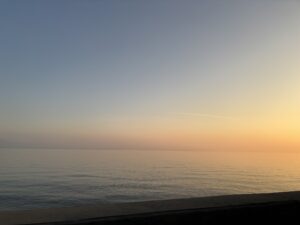 海に夕陽が沈む様子、その夕焼け