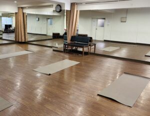 ヨガクラス前のヨガマットが並んでいる写真