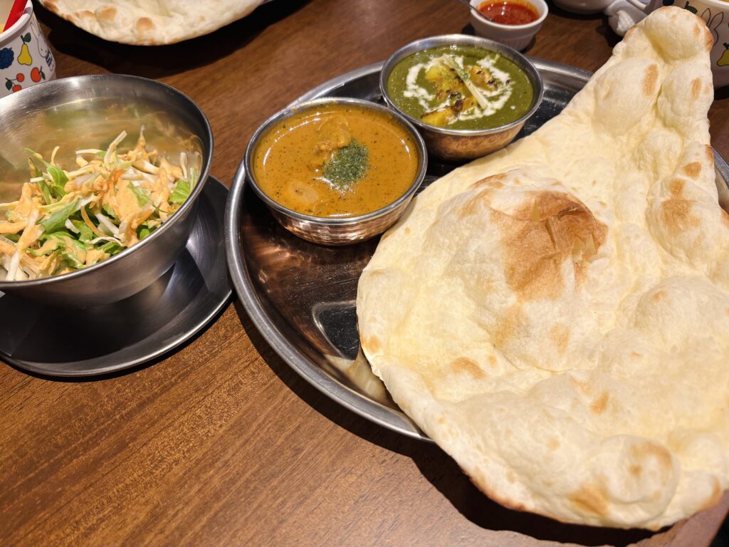 インドカレーとナンの写真