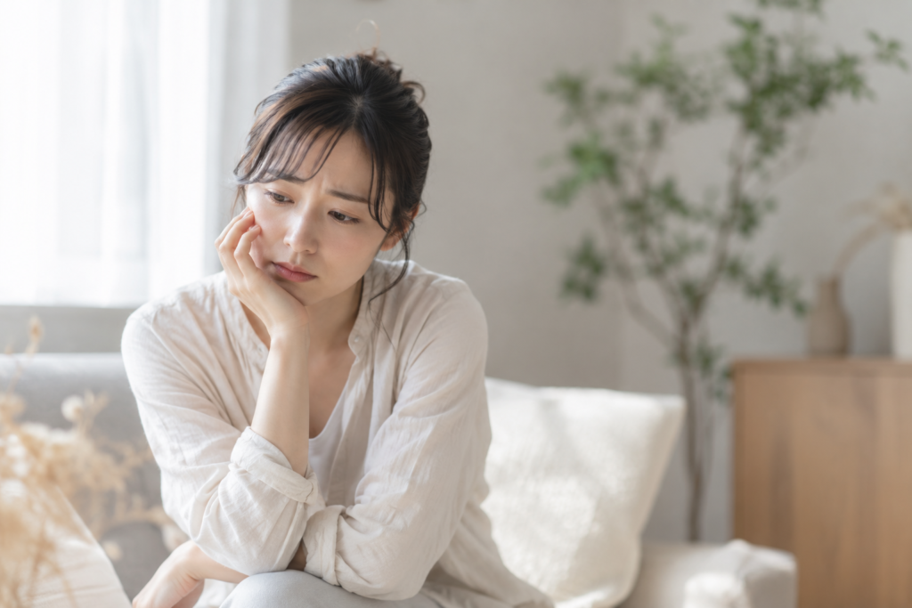悩んでいる女性
